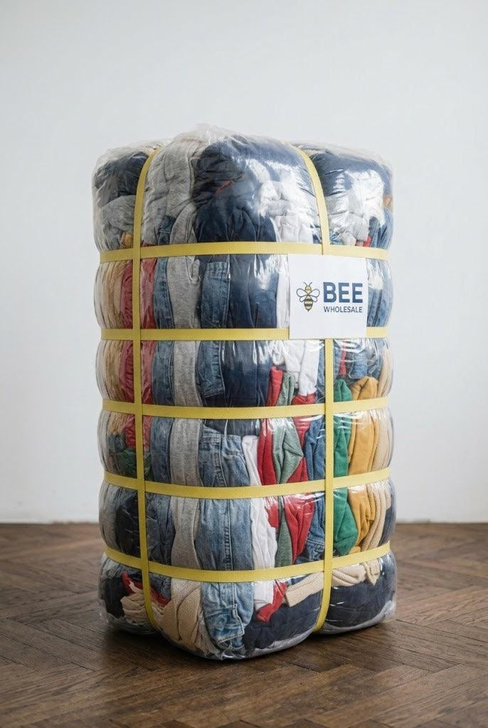 Ballot de vêtements de marque 25 kg Bee Wholesale, vue de trois-quarts gauche