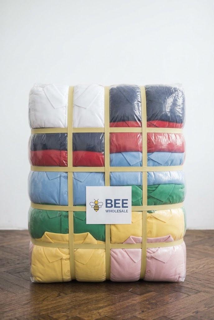 Box de polos de marque Bee Wholesale, vue de face