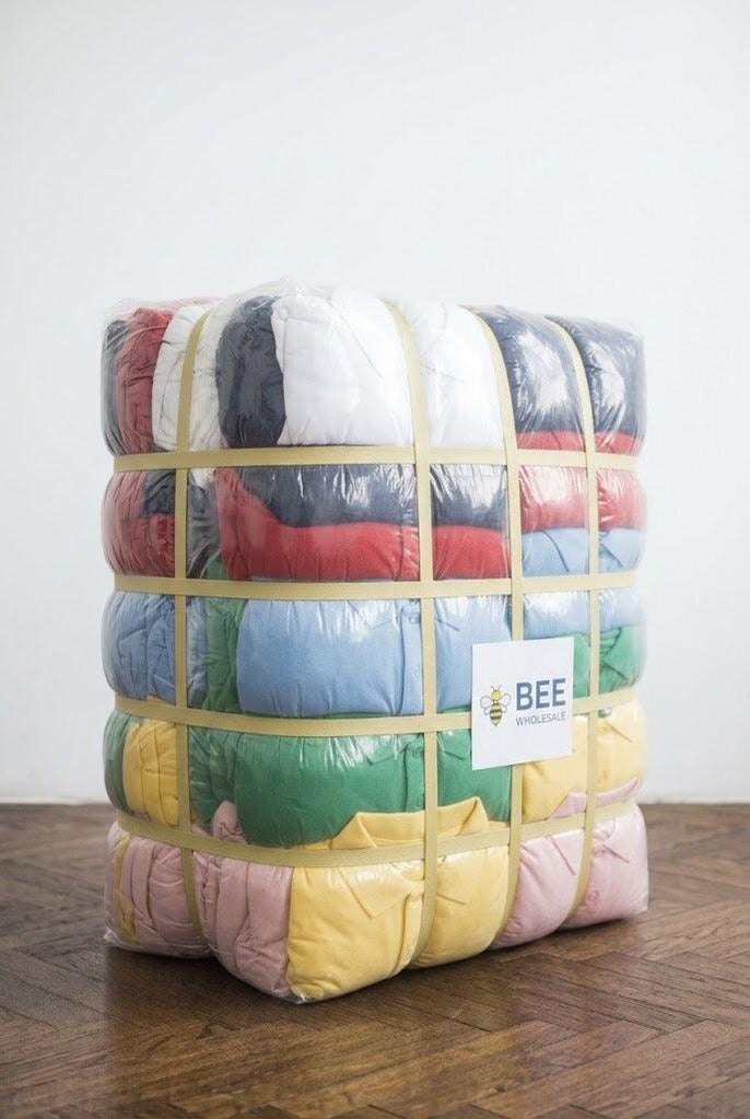 Box de polos de marque Bee Wholesale, vue de trois-quarts gauche