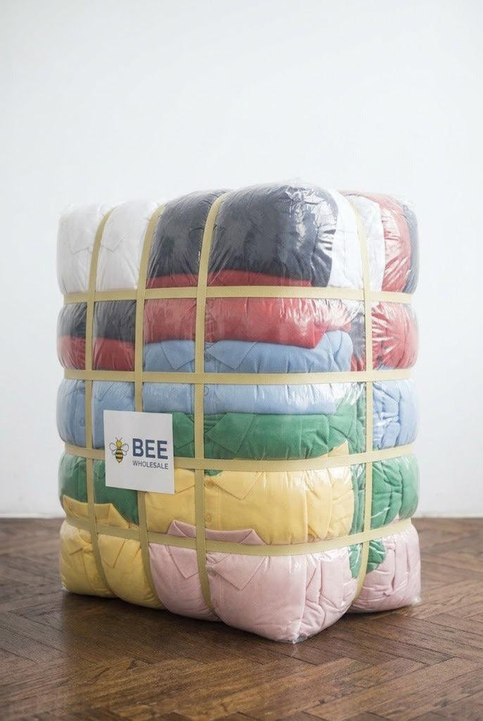 Box de polos de marque Bee Wholesale, vue de trois-quarts droite