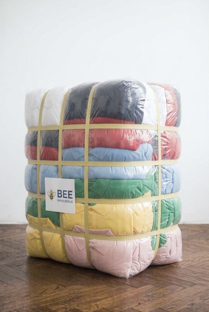 Box de polos de marque Bee Wholesale, vue de trois-quarts droite
