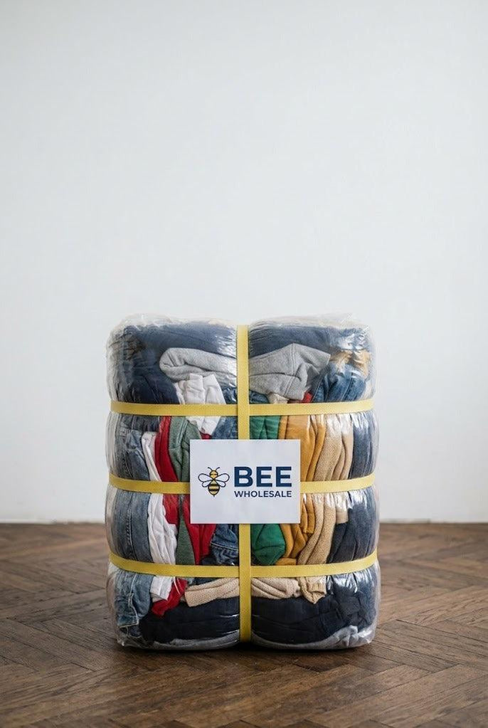 Vêtements de marque au kilo, lot de 10 kg Bee Wholesale, vue de face