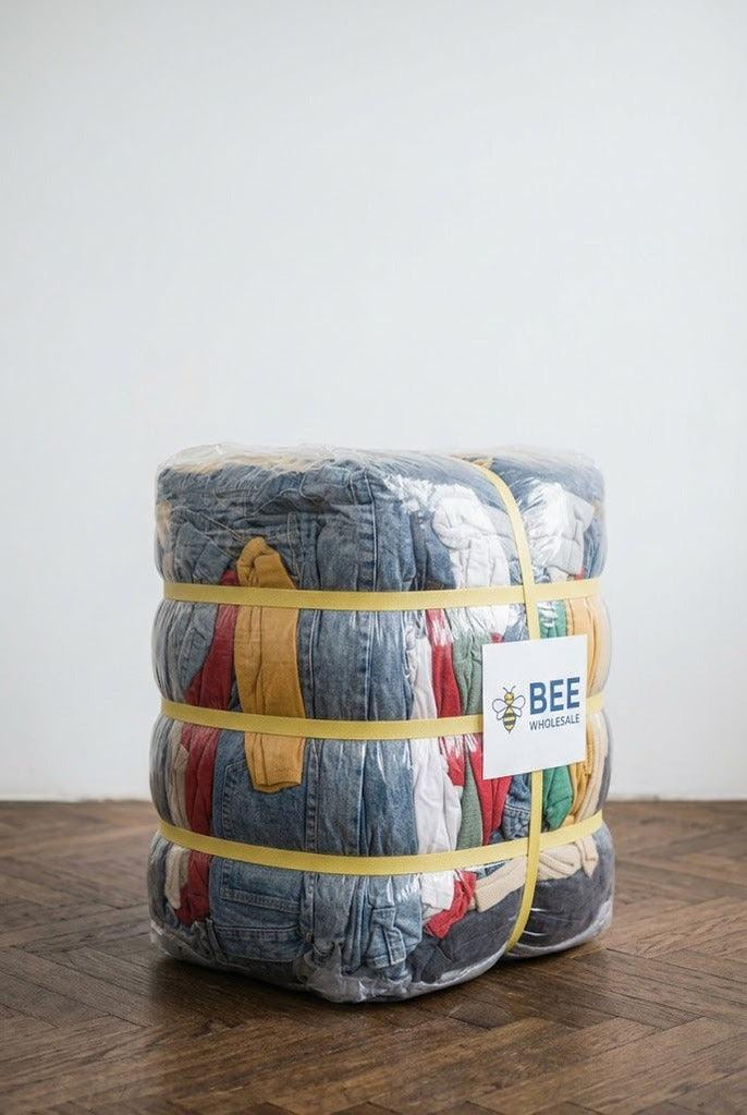 Vêtements de marque au kilo, lot de 10 kg Bee Wholesale, vue de trois-quarts droite